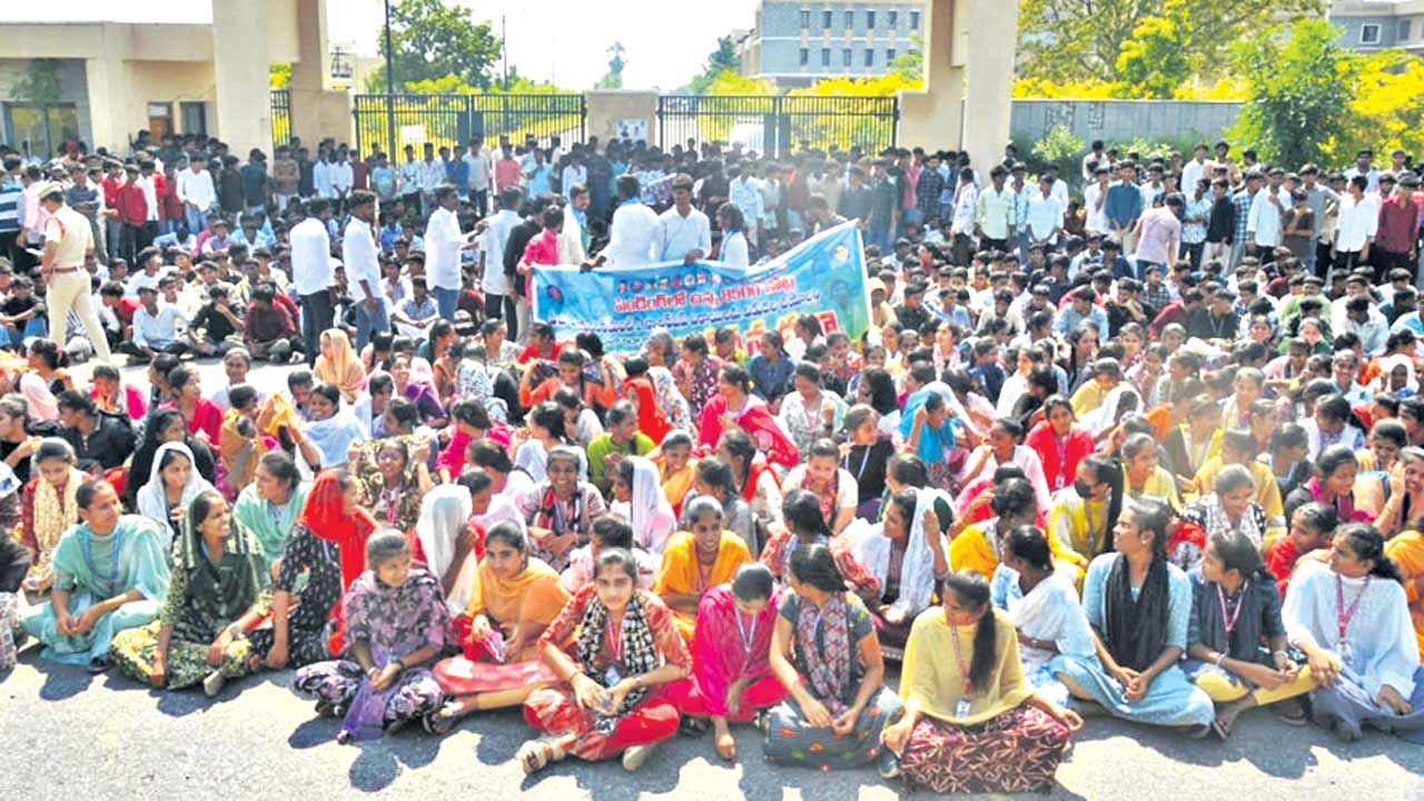 ఫీజు రీయింబర్స్‌మెంట్‌ విడుదల చేయాలి