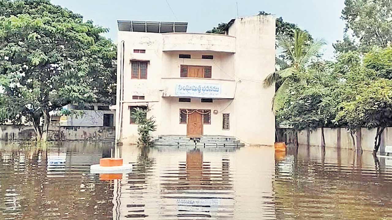 ఊరు చెరువాయె!