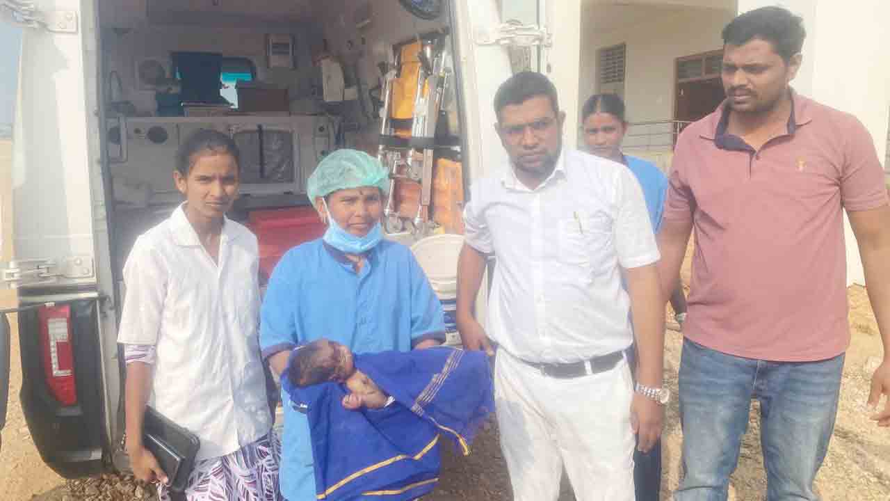 Newborn baby | దారుణం..ముళ్ల పొదల్లో నవజాత శిశువు.. సకాలంలో స్పందించి కాపాడిన అంబులెన్స్‌ సిబ్బంది