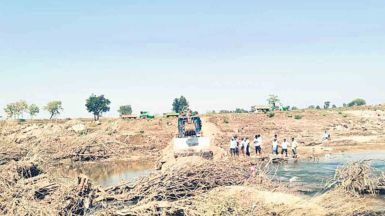 మంజీరాలో ఇసుక మేటలు