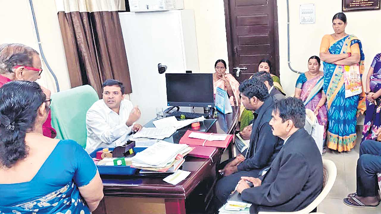 ఇండ్లు స్థలాలు చూపించండి