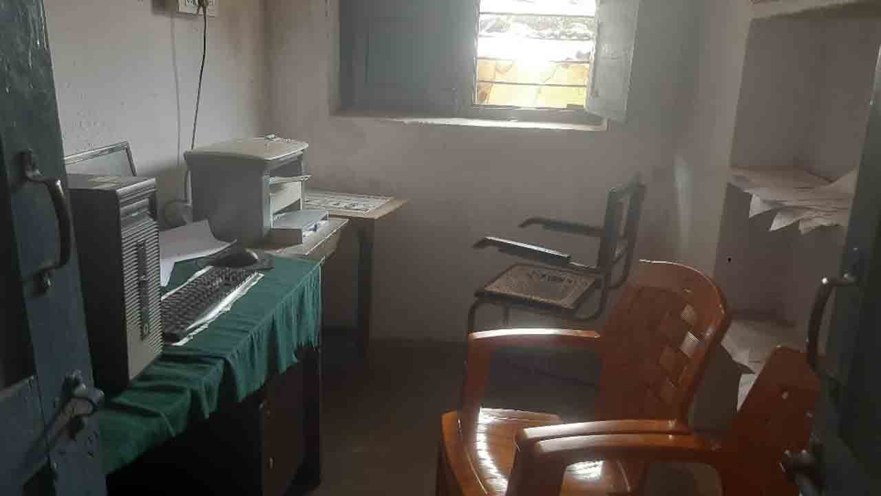 Officers | ఎవరెప్పుడు వస్తారో..? అధికారులు, సిబ్బంది కోసం రైతుల పడిగాపులు