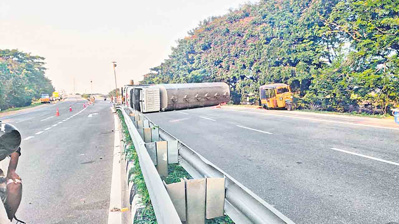 హైవేపై ఇథనాల్‌ ఆయిల్‌ ట్యాంకర్‌ బోల్తా