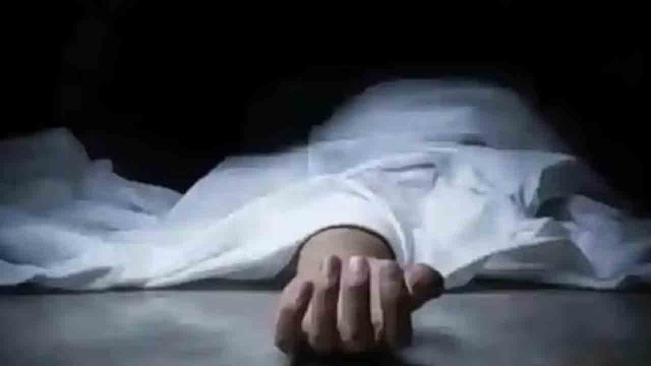 బైక్‌ అదుపుతప్పి వ్యక్తి మృతి