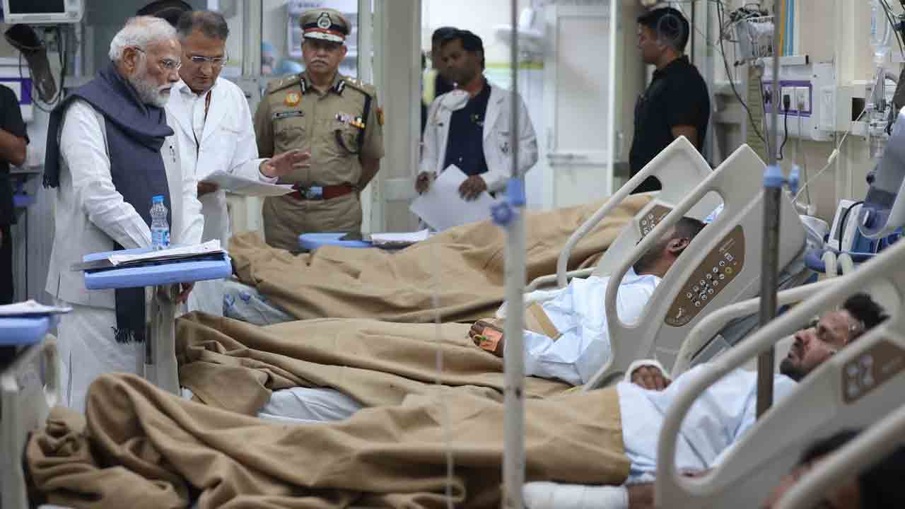 PM Modi | ఢిల్లీ పేలుడు బాధితులకు ప్రధాని మోదీ పరామర్శ