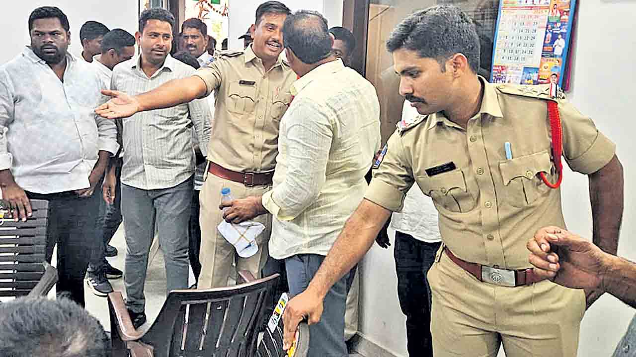 ఎస్సై గల్లాపట్టిన కాంగ్రెస్‌ నేత.. రేవంత్‌రెడ్డి సొంత జిల్లాలో ఘటన