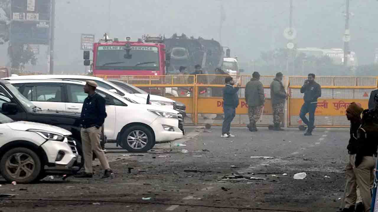 Delhi Blast | ఢిల్లీలో కొనసాగుతున్న హై అలర్ట్‌.. లాల్‌ ఖిలా మెట్రో స్టేషన్‌ మూసివేత
