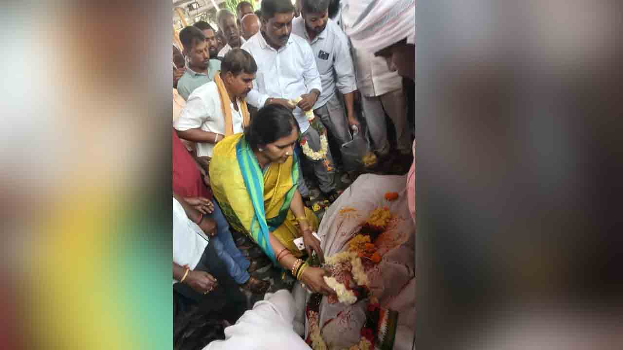 Padma Devenderreddy | రామచంద్ర గౌడ్‌కు పద్మా దేవేందర్‌ రెడ్డి నివాళి