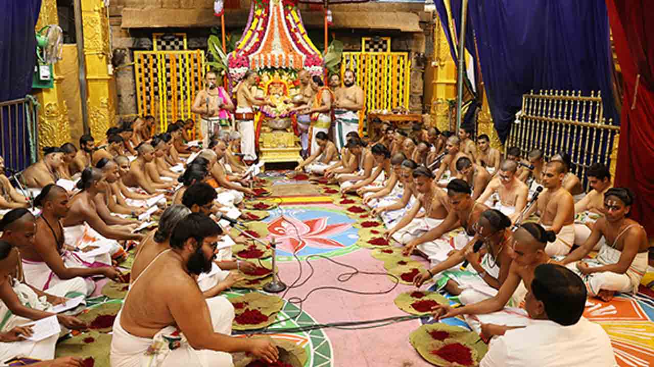 Laksha Kumkumarchana | తిరుచానూరు శ్రీ పద్మావతి అమ్మవారి ఆలయంలో వైభవంగా లక్ష కుంకుమార్చన