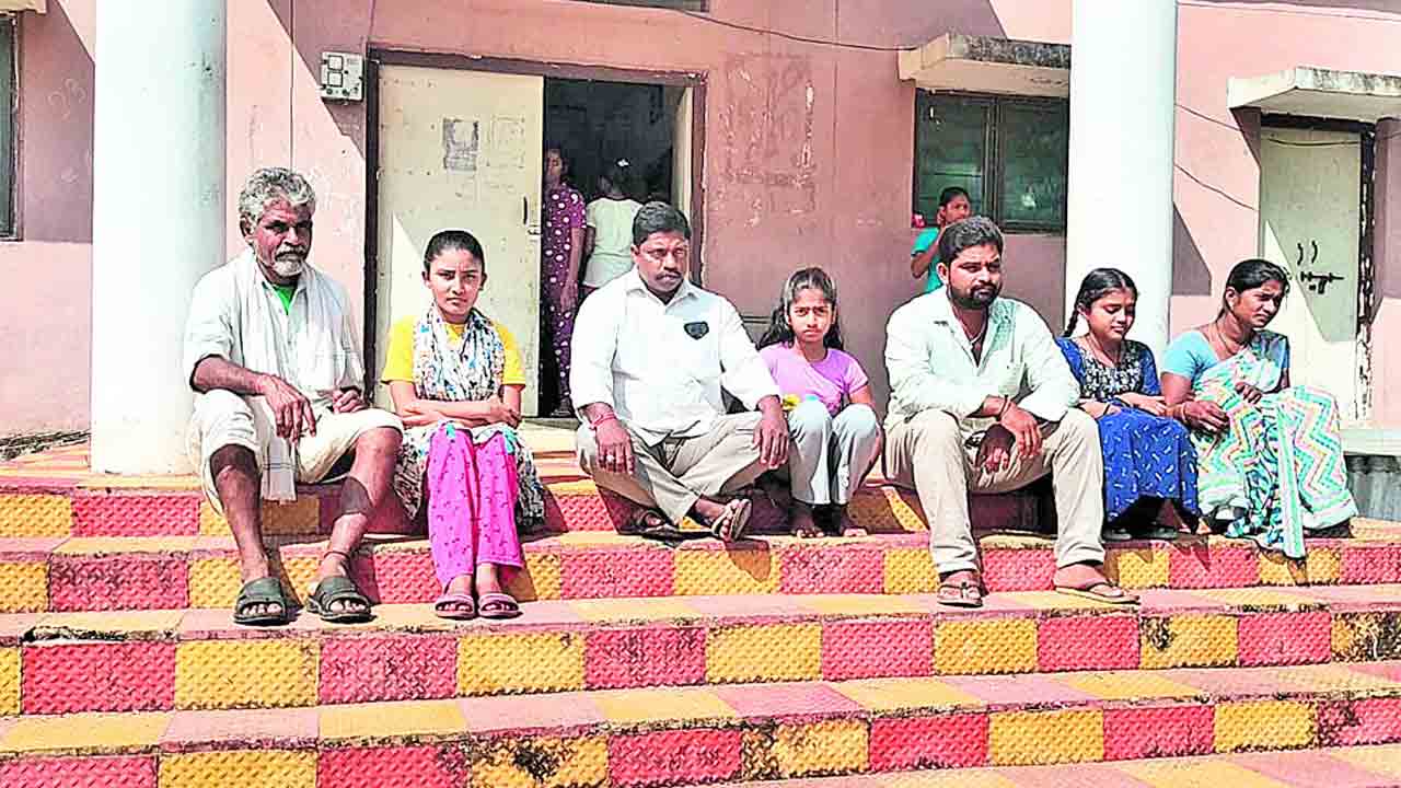 మోడల్‌ స్కూల్‌ ఎదుట ఆందోళన