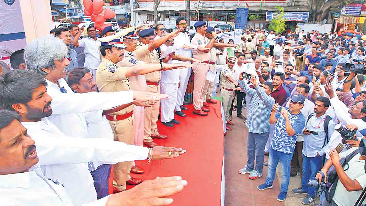 సైబర్‌ నేరాలపై అప్రమత్తత అవసరం