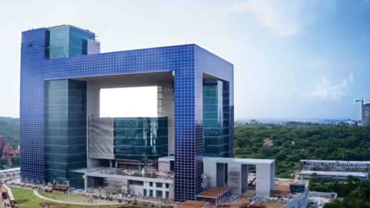 పోలీస్‌ స్టేషన్‌లోనే రోలెక్స్‌ వాచీ చోరీ!