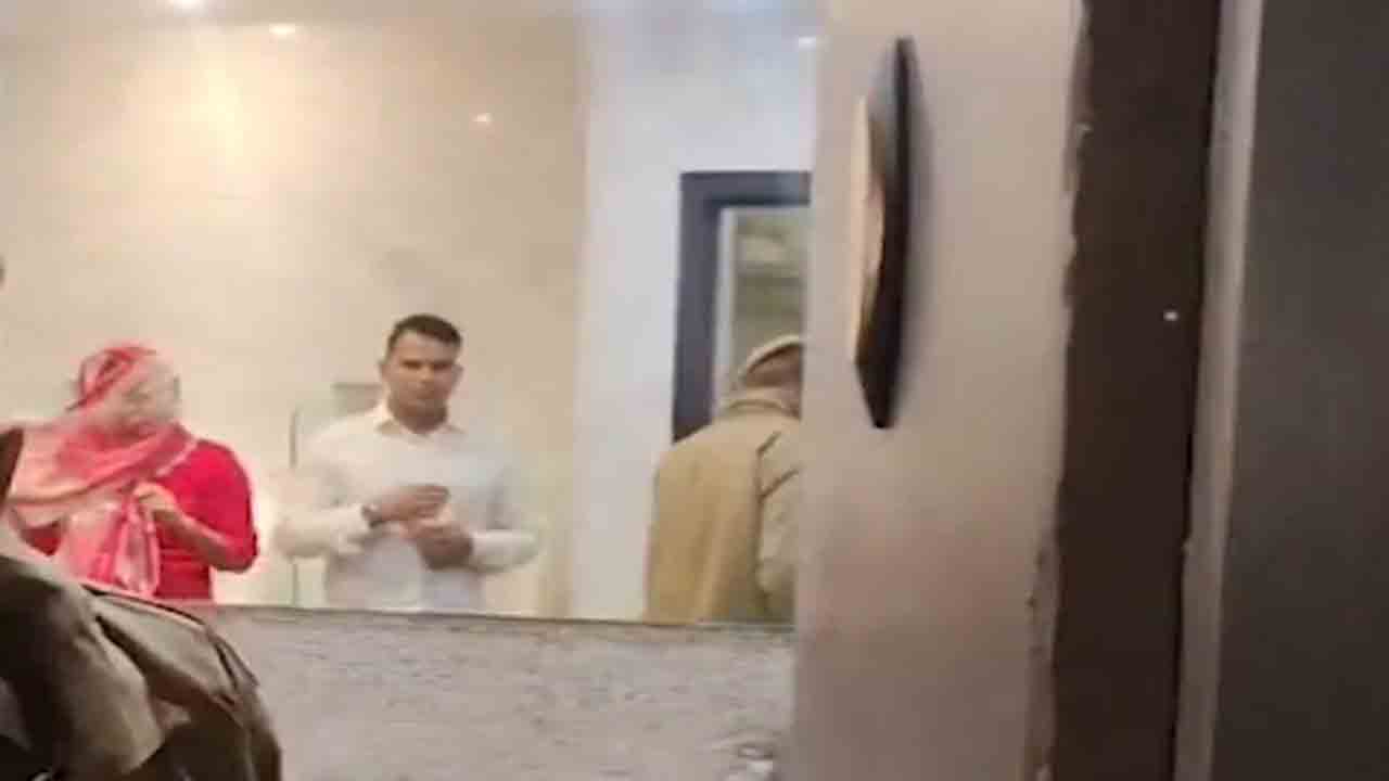 Police Stop Married Cop’s Wedding | మరో మహిళతో రెండో పెళ్లికి సిద్ధమైన కానిస్టేబుల్‌.. అడ్డుకున్న పోలీసులు