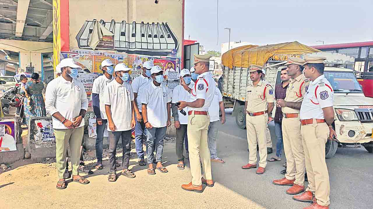 ట్రాఫిక్‌ వలంటీర్లుగా రౌడీషీటర్లు