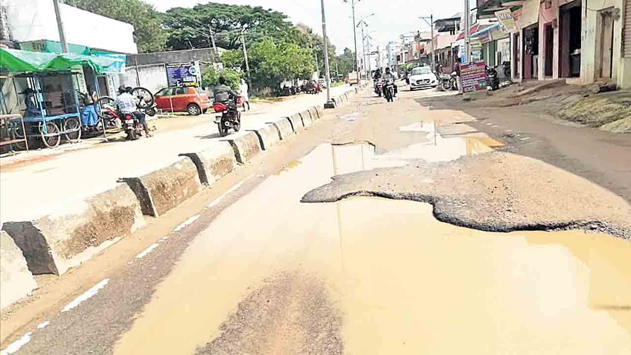 రోడ్లపై గుంతలతో బేజారు