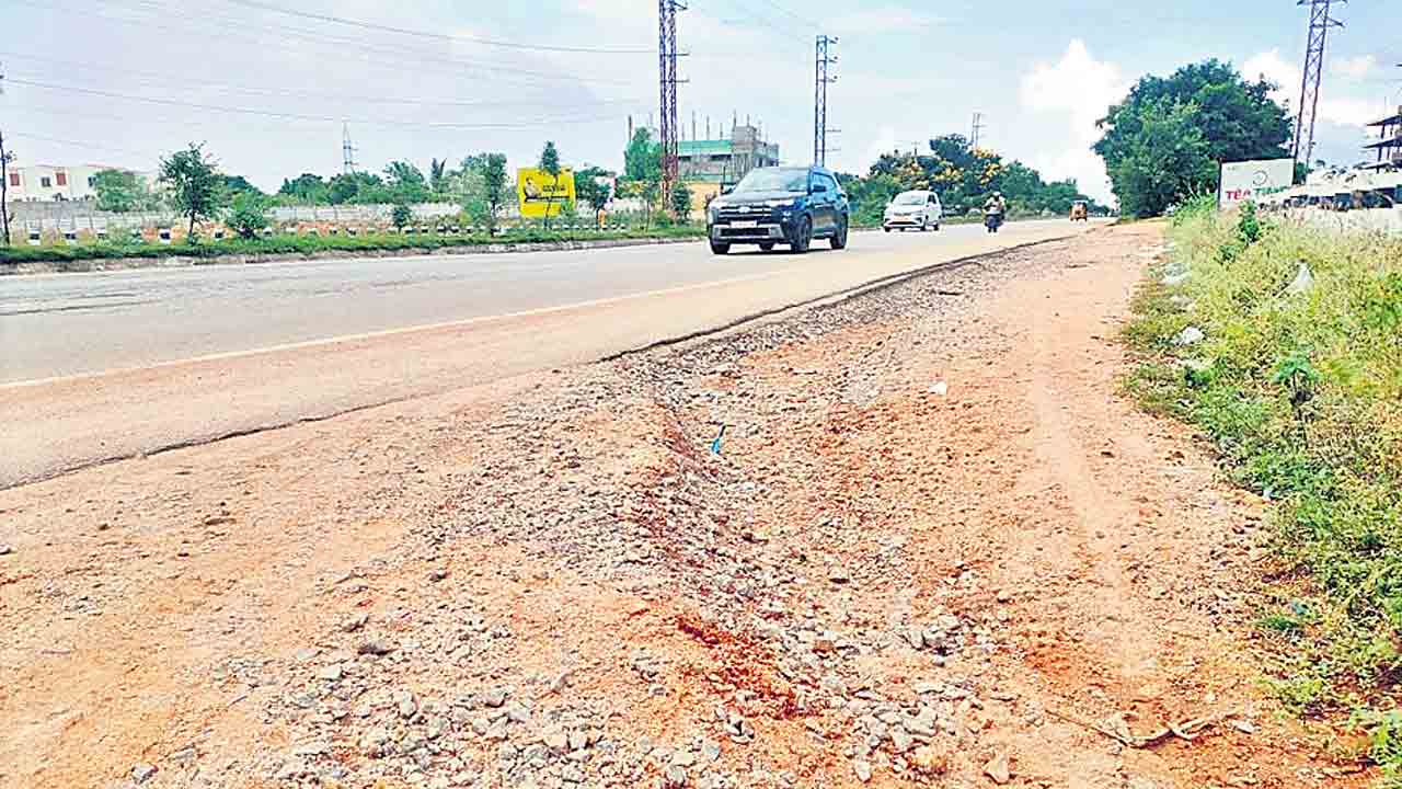 కోతకు గురైన రాజీవ్‌ రహదారి