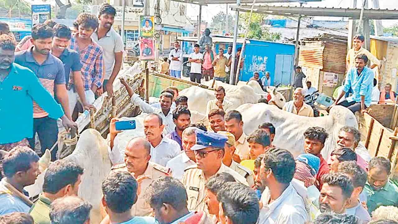 రాజోళిలో ఇసుక లొల్లి!.. ఎడ్లబండ్లతోనే రోడ్డుపై నిరసన