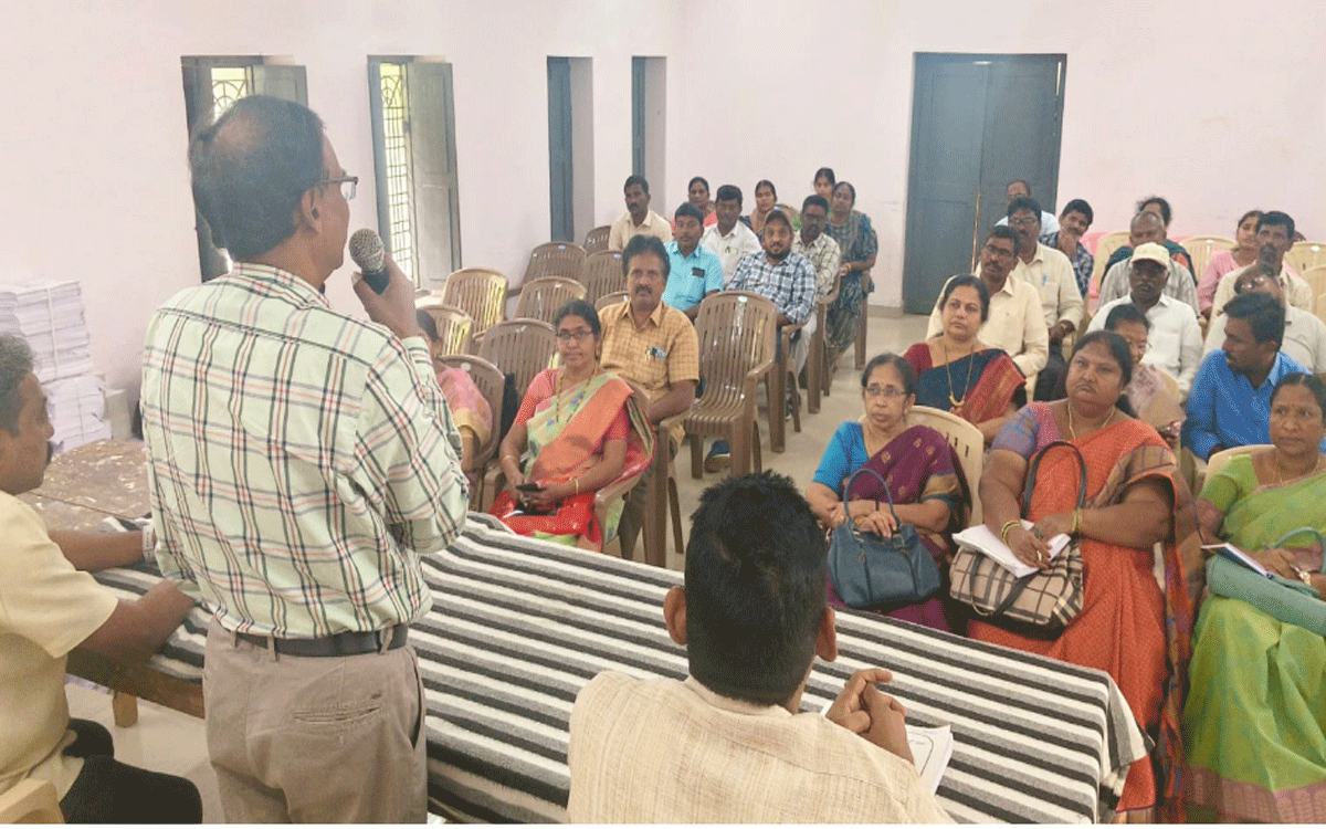 Karepally : పంచాయతీ ఎన్నికల నిర్వహణపై ఆర్ఓలకు శిక్షణ