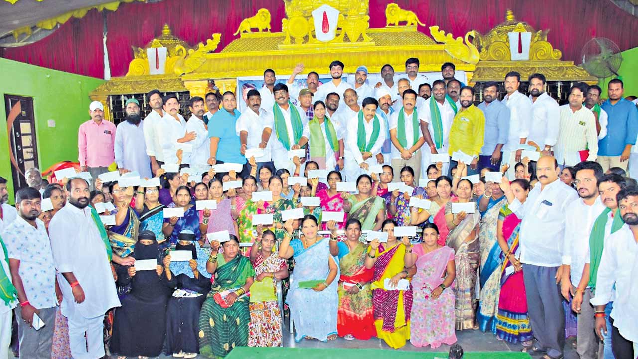 నేతల గొప్పలు.. అధికారుల తిప్పలు..