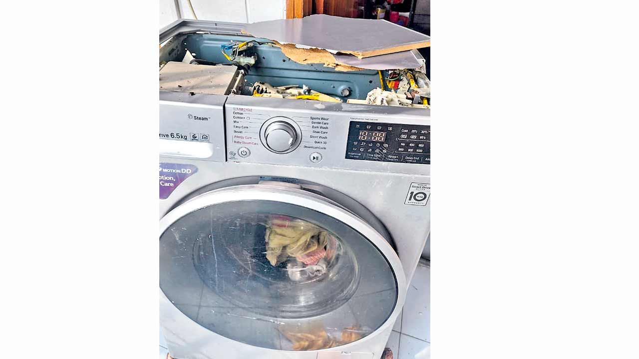 పేలిన వాషింగ్‌ మెషిన్‌.. తప్పిన ప్రమాదం