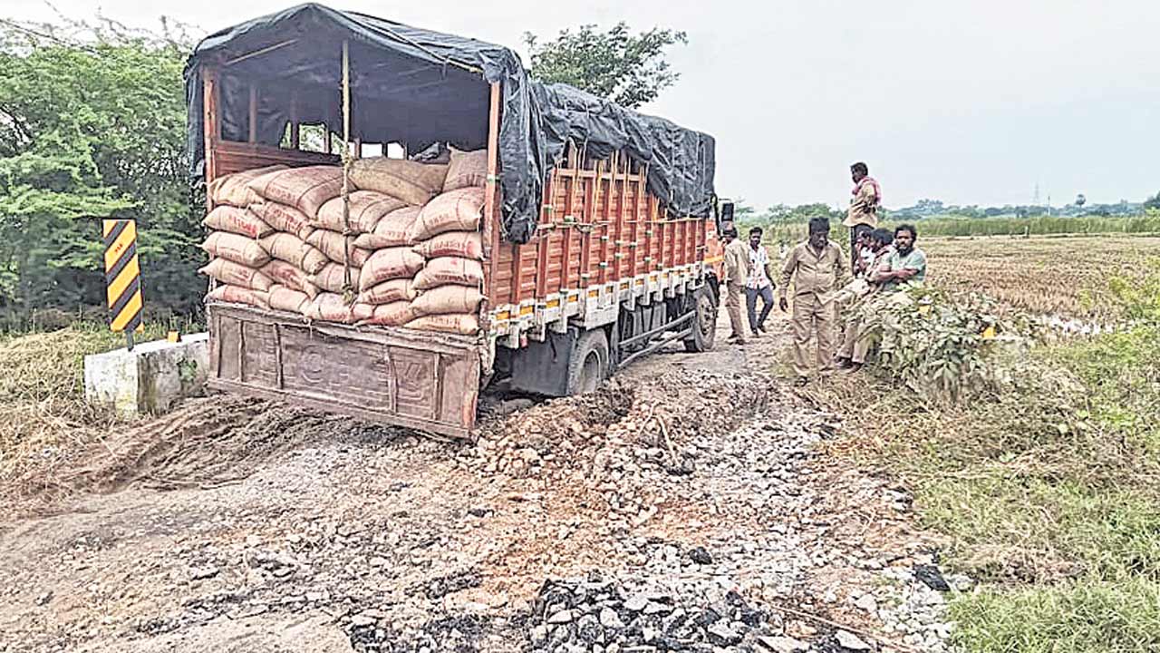 వర్షాలకు దెబ్బతిన్న బీటీ రోడ్లు