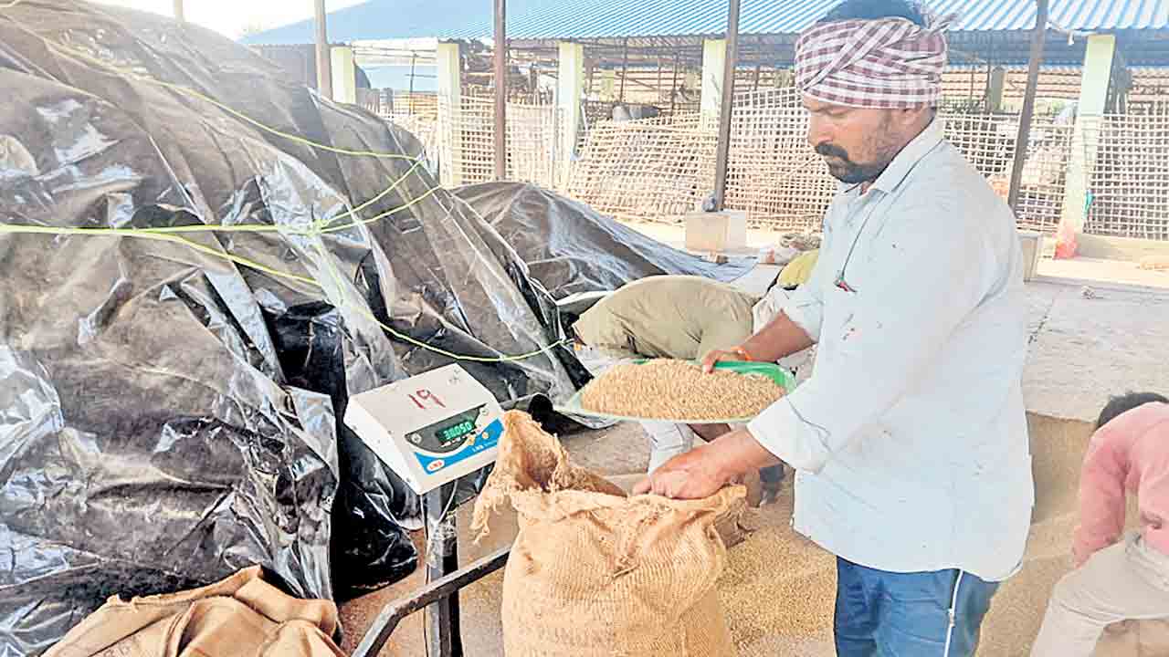 కూలీల్లేక.. కొనుగోళ్లు సాగక..