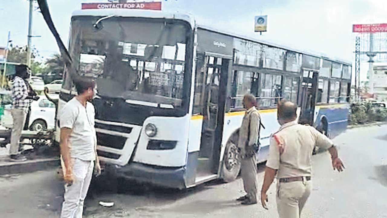 కారును తప్పించబోయి..