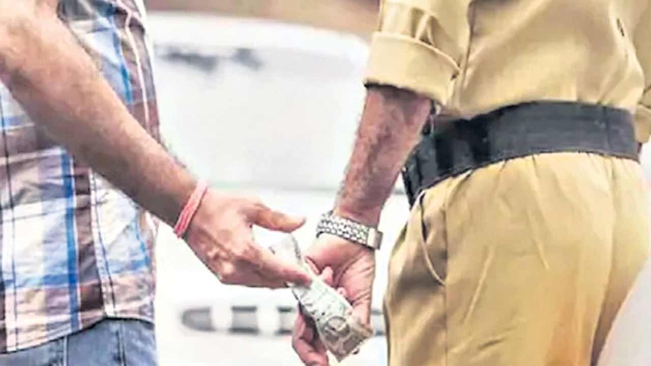 పోలీస్‌స్టేషన్లలో పసూలు రాజాలు