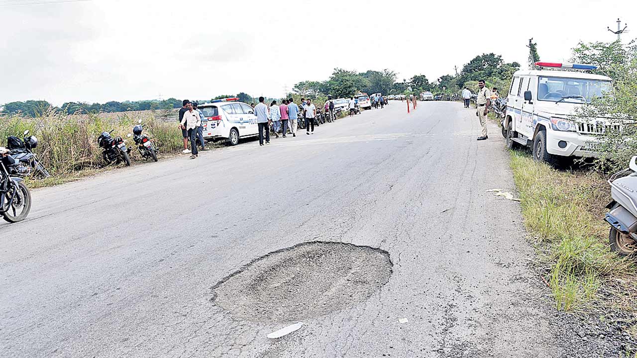 గుంతే కదా అని వదిలిస్తే.. 19 మంది ప్రాణాలు తీసింది..!