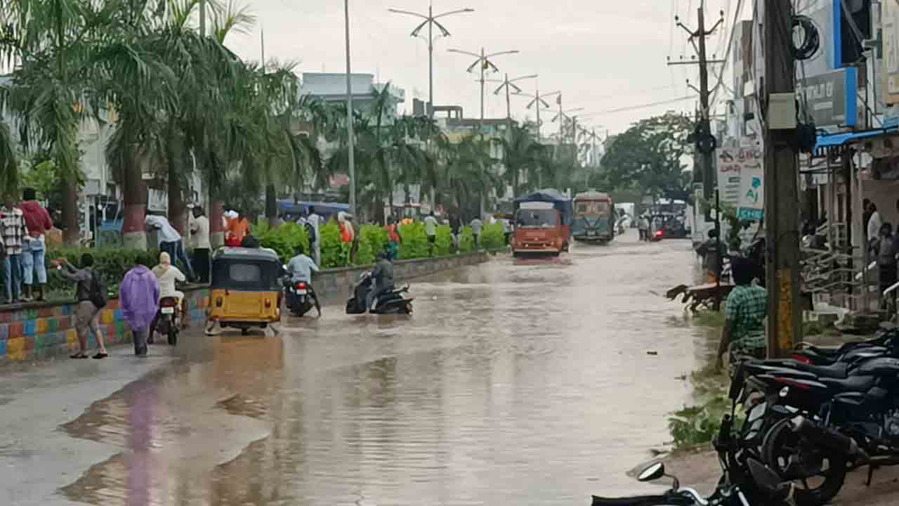 Heavy Rain | నాగర్‌ కర్నూల్ జిల్లా కేంద్రంలో భారీ వర్షం..లోతట్టు ప్రాంతాలు జలమయం