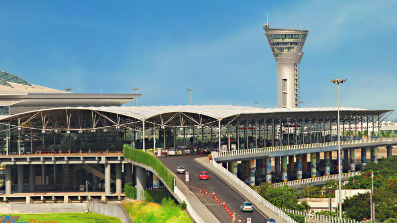 Hyd Airport | సాంకేతిక కారణాలతో నిలిచిపోయిన విమానాలు.. ప్రయాణికుల ఆందోళన