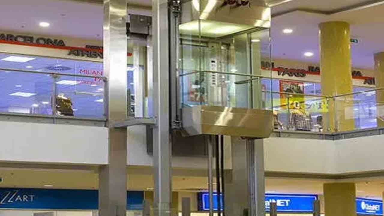 Romance in Lift | పబ్లిక్‌ లిఫ్టులో లవర్స్‌ రొమాన్స్‌.. మండిపడుతున్న నెటిజన్‌లు