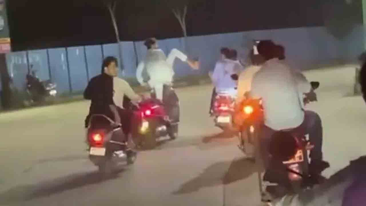 Road rash | రన్నింగ్‌లో బైకర్‌ను తన్నిన స్కూటీ రైడర్‌.. పోలీసులు ఏం చేశారంటే..!