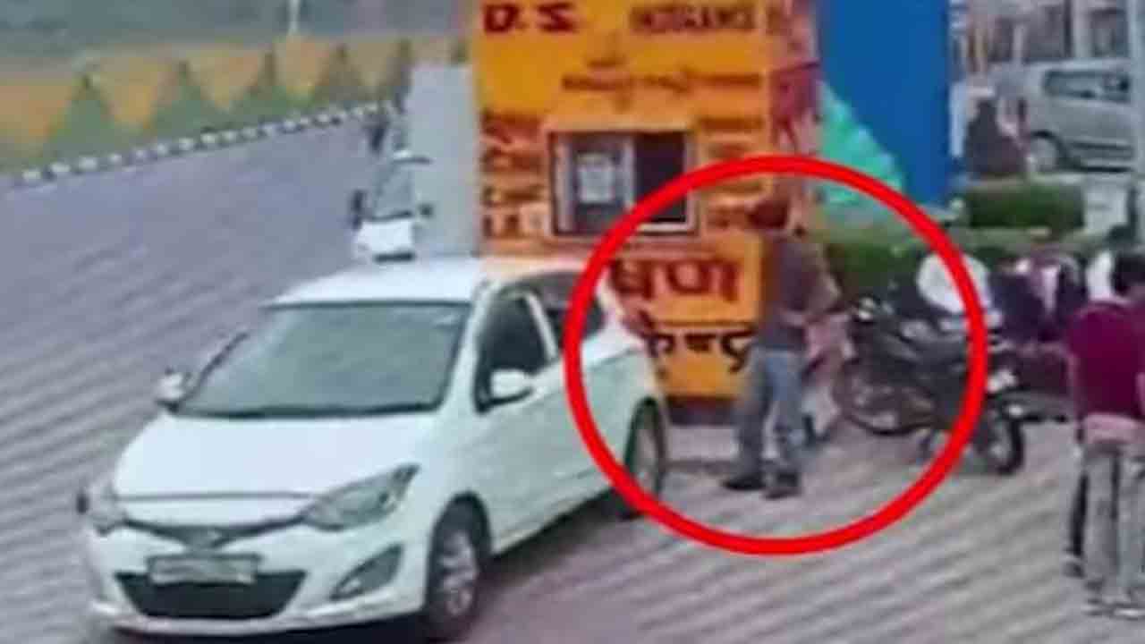 Delhi Blast | కారు కొన్న వెంటనే పొల్యూషన్‌ చెక్‌.. 11 రోజులుగా వర్సిటీ పార్కింగ్‌లోనే.. ముజమ్మీల్‌ అరెస్ట్‌తో అజ్ఞాతంలోకి ఉమర్‌