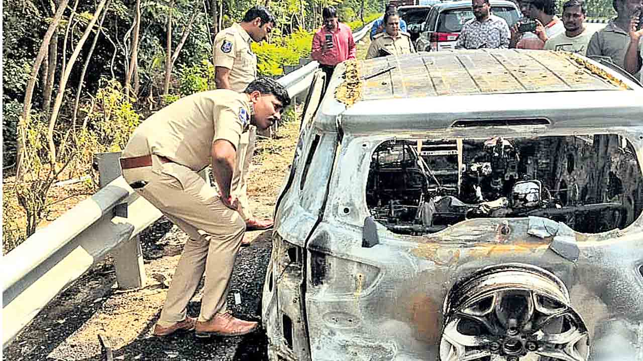 ఓఆర్‌ఆర్‌పై వ్యక్తి సజీవదహనం