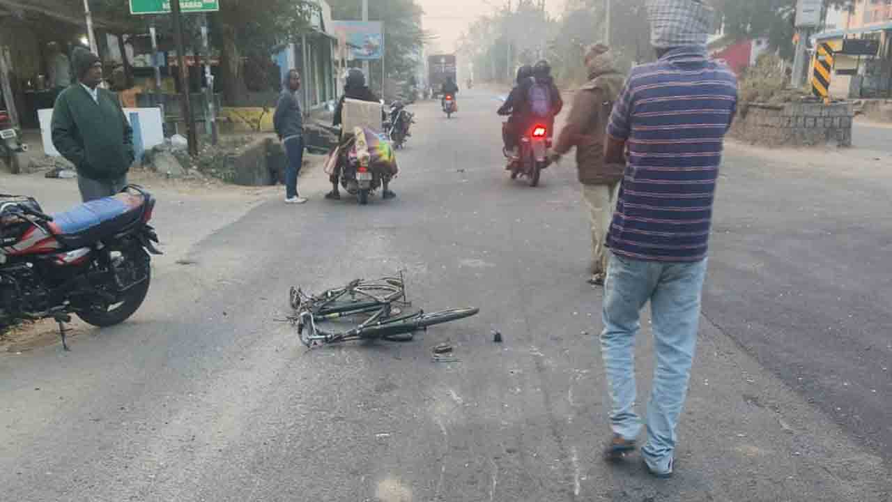 Road Accident | లారీ ఢీకొని పంచాయతీ వర్కర్‌ మృతి