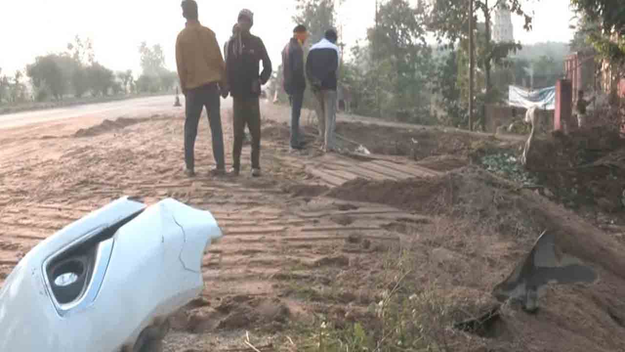 Road accident | ట్రాక్టర్‌ను ఢీకొట్టిన కారు.. ఐదుగురు యువకులు దుర్మరణం