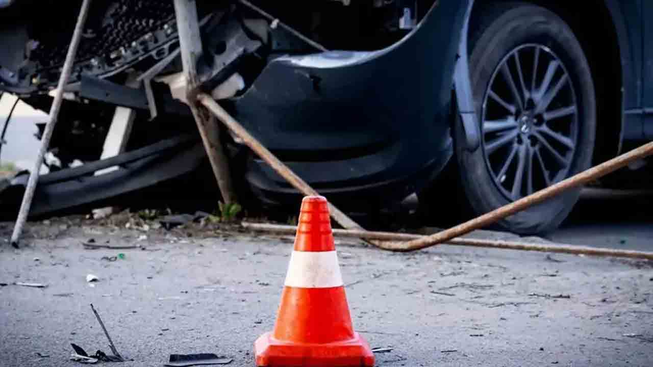 Road accident | వ్యాన్‌ను ఢీకొట్టిన లారీ.. నలుగురు మృతి, 9 మందికి గాయాలు