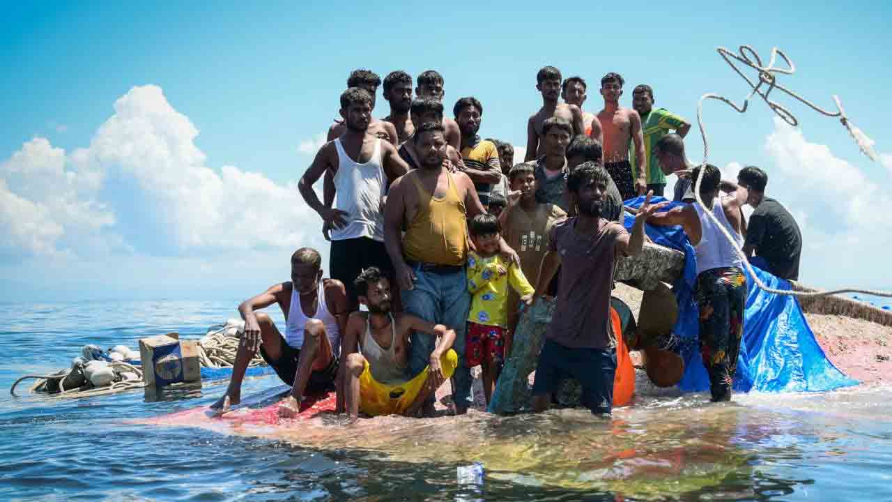 రోహింగ్యాల పడవ మునక.. వందల మంది గల్లంతు