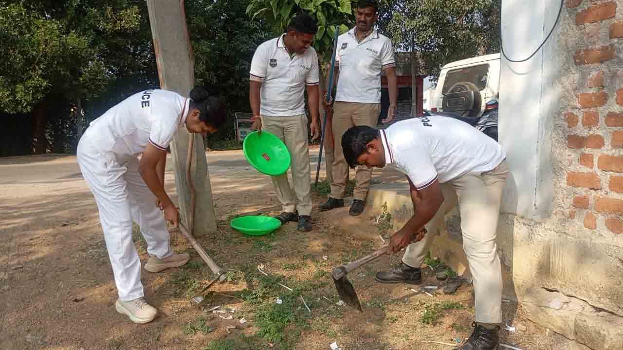 SI Manasa | అందరూ పరిసరాల పరిశుభ్రత పాటించాలి : ఎస్ఐ మానస