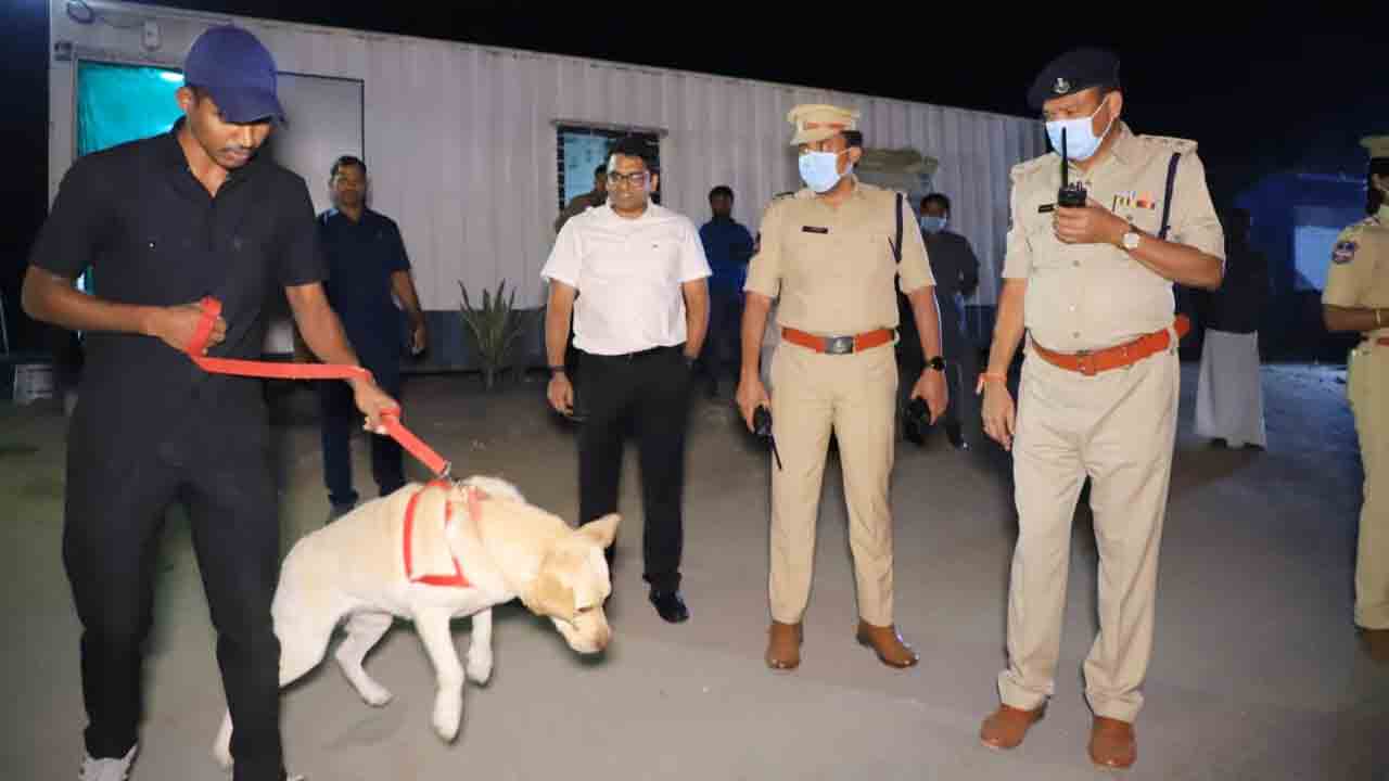 SP Vineet | చట్ట విరుద్ధ కార్యకలాపాలను అరికట్టేందుకు తనిఖీలు : ఎస్పీ డాక్టర్ వినీత్