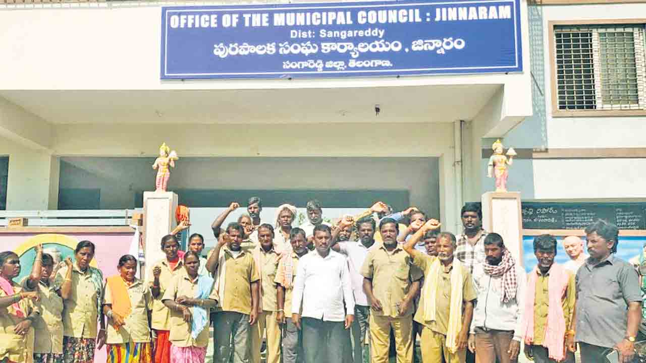 పారిశుధ్య కార్మికులకు వేతనాలు చెల్లించాలి