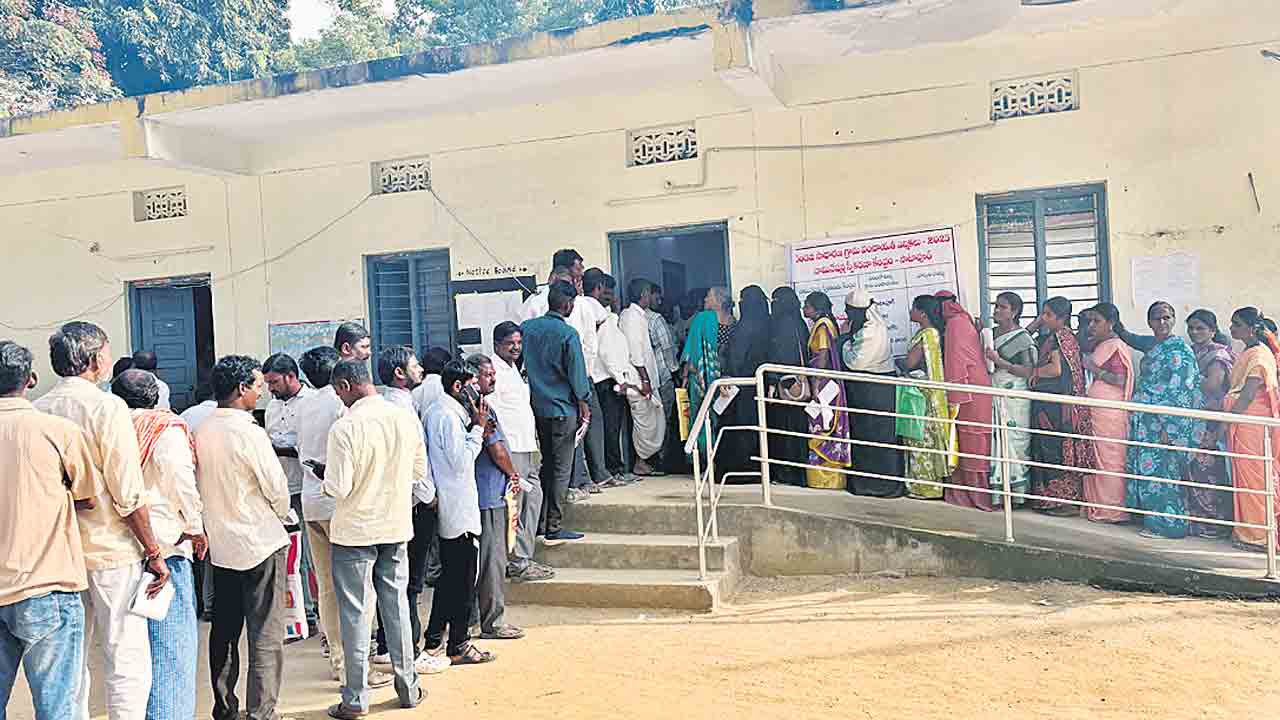 వెల్లువలా నామినేషన్లు