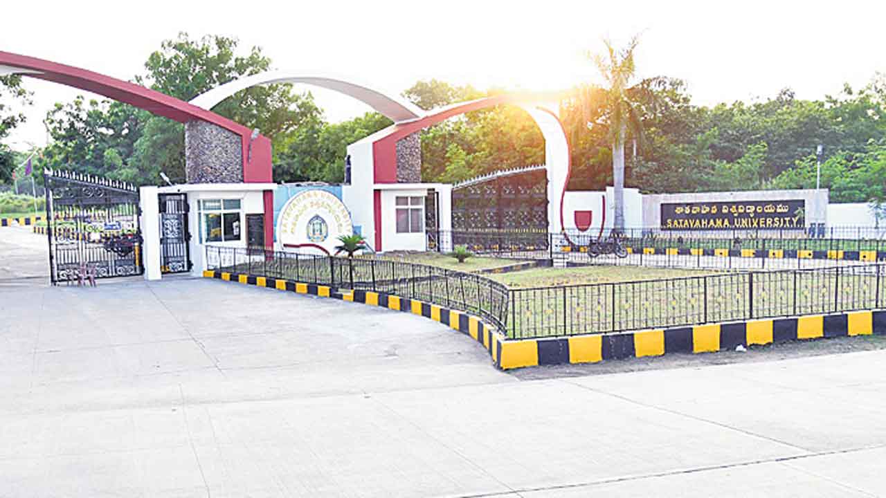 ‘శాతవాహన’లో ర్యాగింగ్‌ కలకలం