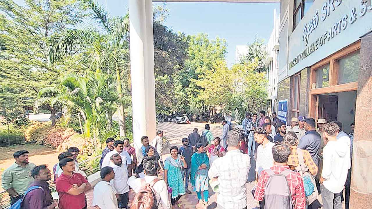 ఎల్‌ఎల్‌బీ ఇంటర్నల్‌కు విద్యార్థులు దూరం