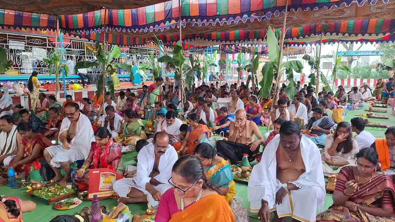 Satyanarayana Vratham | బోధన్ శ్రీ చక్రేశ్వర శివాలయంలో సామూహిక సత్యనారాయణ వ్రతాలు