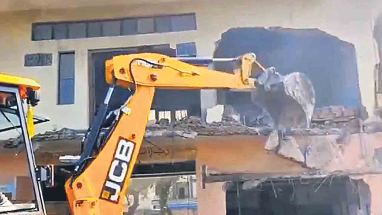 పాఠశాలపైకి బుల్డోజర్‌!