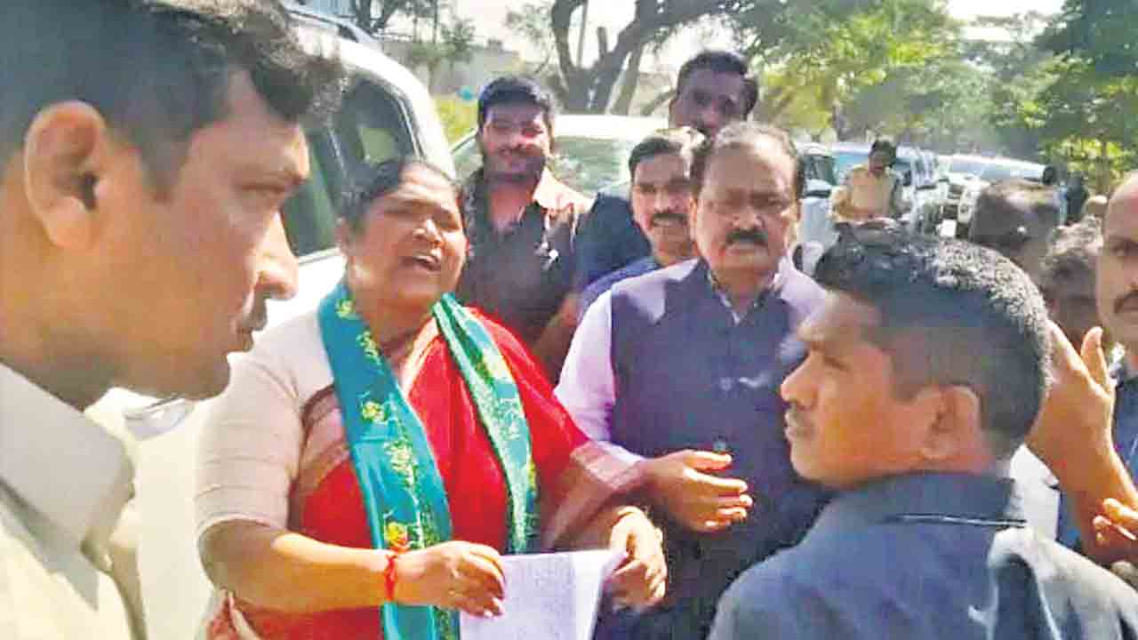 రైతులు తాగుబోతులు!.. వాళ్లు డ్రామా కంపెనీలవాళ్లు తాగొచ్చి కాన్వాయ్‌కి అడ్డుపడ్డరు: సీతక్క