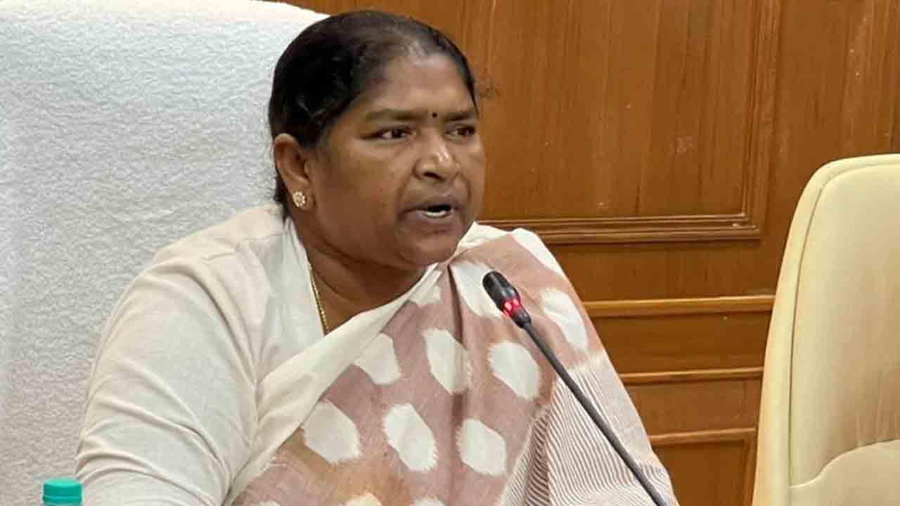 మంత్రిని ప్రశ్నించిన రైతులపై కేసులు