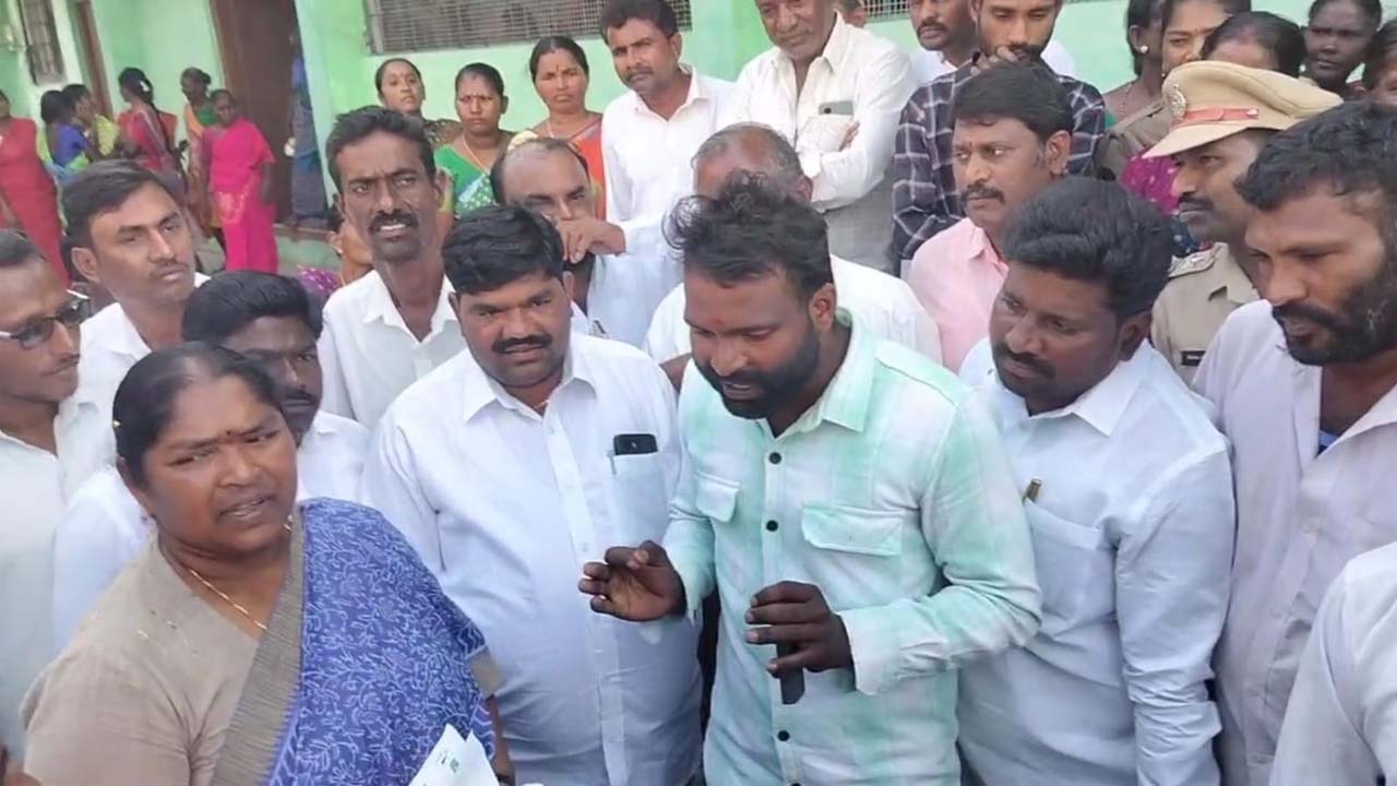 Minister Seethakka | మంత్రి సీతక్కకు రిజర్వేషన్ల సెగ..! బీసీలకు ఒక్క స్థానం ఇవ్వరా? అంటూ నిలదీసిన యువకుడు..!
